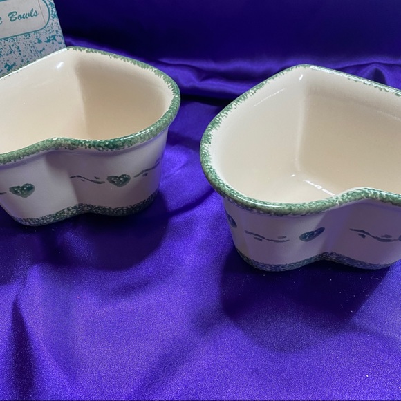 📌 Vintage 1996 Set of 2 Hand Painted Heart Bowl’s never used! Original Box! - Picture 6 of 13